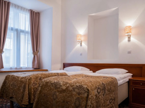 Отель Three Crowns Residents