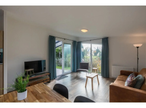 Chalet in Vrouwenpolder Near Banjaard Beach