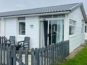 Stunning One Bed Modern & Contemporary Chalet