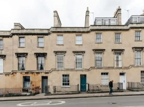 Central Townhouse With Garden Free Parking