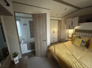 2 Bed Caravan - Sleeps 6 - Parking - Pets