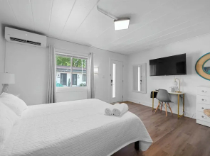 Chic City Retreat 93A Sleeps 2
