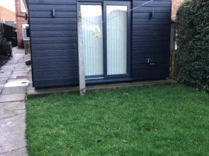 Unique One Bed Contemporary Bungalow Town Centre