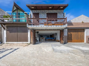 3BR Beachfront House w/ BBQ Apc2200