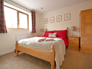 Bright, tranquil cottage