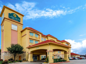 La Quinta Inn & Suites by Wyndham DFW Airport West - Bedford