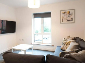 *NEW* Central Derby Apt, with Parking - Sleeps 6