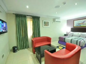 Jeromes Gardens And Suites