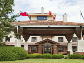 Travelodge by Wyndham Oshawa Whitby
