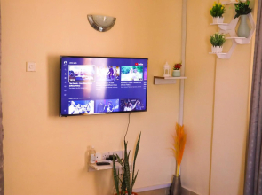 Tom Mboya Estate - Fast WI-FI, Netflix and Parking 1Br Apartment in Kisumu Town