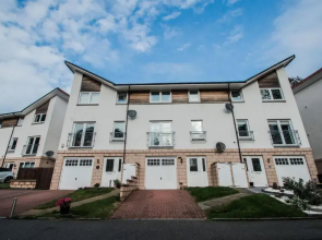 Orange Town House - Shaw Road, Only 6 Minutes to City Centre