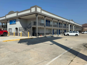 Days Inn by Wyndham Gonzales