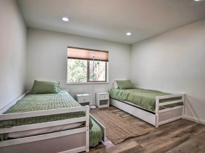 Pine Mountain Club Villa w/ Sauna, Deck + Views!