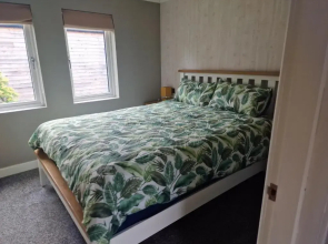 Luxury Lodge - Sleeps 4, hot tub & Parking