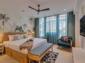 Hidden Gem Luxe Suite w Pool View - 1km to Beach