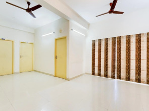 OYO Flagship 77300 J2 Service Apartment