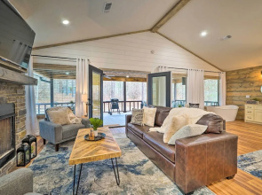 Chic Broken Bow Escape w/ Hot Tub & Fire Pit!