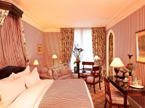 Le Dokhan’s Paris Arc de Triomphe, a Tribute Portfolio Hotel