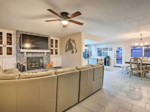Mesa Home w/ Outdoor Pool - 2 Mi to Sloan Park!