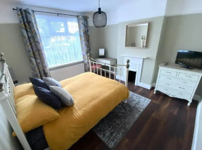 Spacious 2 Bed APT sleeps 4 near Bournemouth Beach