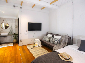 Designer Loft Guest House-5 bedroom with garden