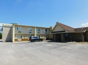 Days Inn West Branch Iowa City Area