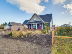 Ocean Shores Getaway w/ Fireplace & Hot Tub!