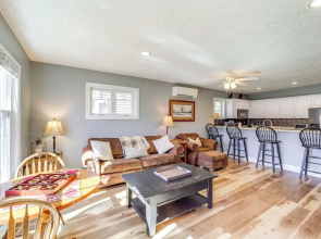 6 Mi to Skiing: Mtn-view Condo in Seven Devils