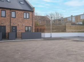 Modern 4 Bedroom House 03 With Parking in Farnham