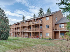 Lincoln Apartment w/ Balcony: 2 Mi to Loon Mtn!