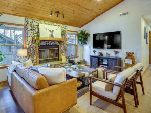 Big Bear Lake Retreat w/ Game Room: 1 Mi to Slopes