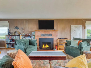Maxwelton Aerie Bluffside Retreat w/ Sweeping Puget Sound Views + Firepit