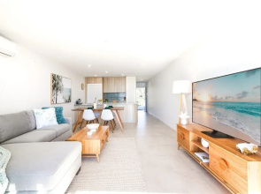 Exquisite 1-bed Apartment With Bay Views