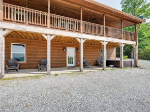 Beautiful Franklin Home w/ Bunkhouse & Hot Tub!