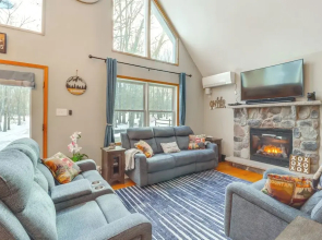 7 Mi to Big Boulder Mtn: Poconos Chalet w/ Hot Tub