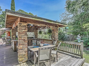 Ocean Isle Apartment w/ Balcony, 1 Mi to Beach!