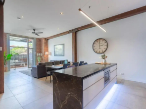Luxury 3 brm 2 bath Woolstore apt with Courtyard