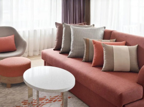 Отель Holiday Inn & Suites Dubai Festival City an IHG