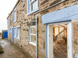 Cellardyke 3-bed Cottage, Sleeps 6 by Seafront