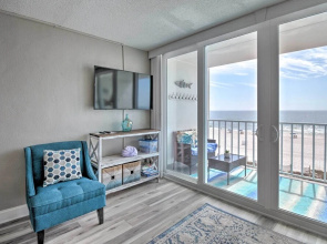 Bright Gulf Shores Beachfront Condo w/ Pool Access