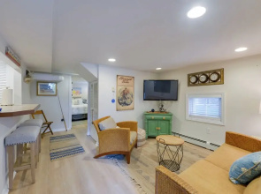 Cozy Ventnor Getaway: Walk to Public Beach!