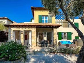 Villa Nefeli - Charming Townhouse in the Heart of Aphrodite Hills Resort