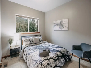 20gs - Wifi - F/p - W/d - Sleeps 6 3 Bedroom Home by RedAwning