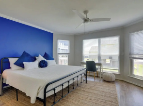 Galveston Townhome w/ Balconies: Walk to Beach!