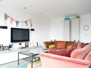 2 Bedroom Kennington Apartment With Balcony