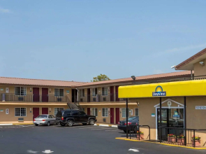 Days Inn by Wyndham Portland Central