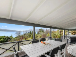 Splendour on Spencer - Lake Tarawera Holiday Home