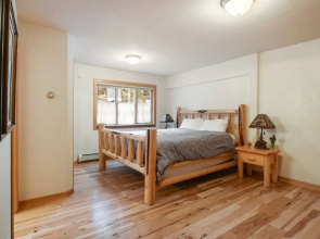 Lazy Bear Lodge - Hot Tub 5 Bedroom Home by Redawning
