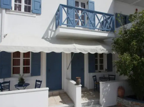 Manos Syros Rooms & Apartments