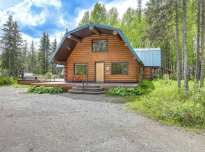 Roomy Log Cabin w/ Hot Tub, Walk to Kenai River!
